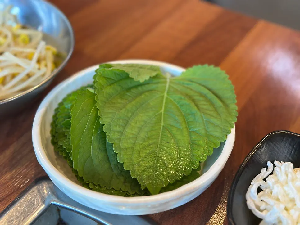 밑반찬 깻잎과 쌈무 접시