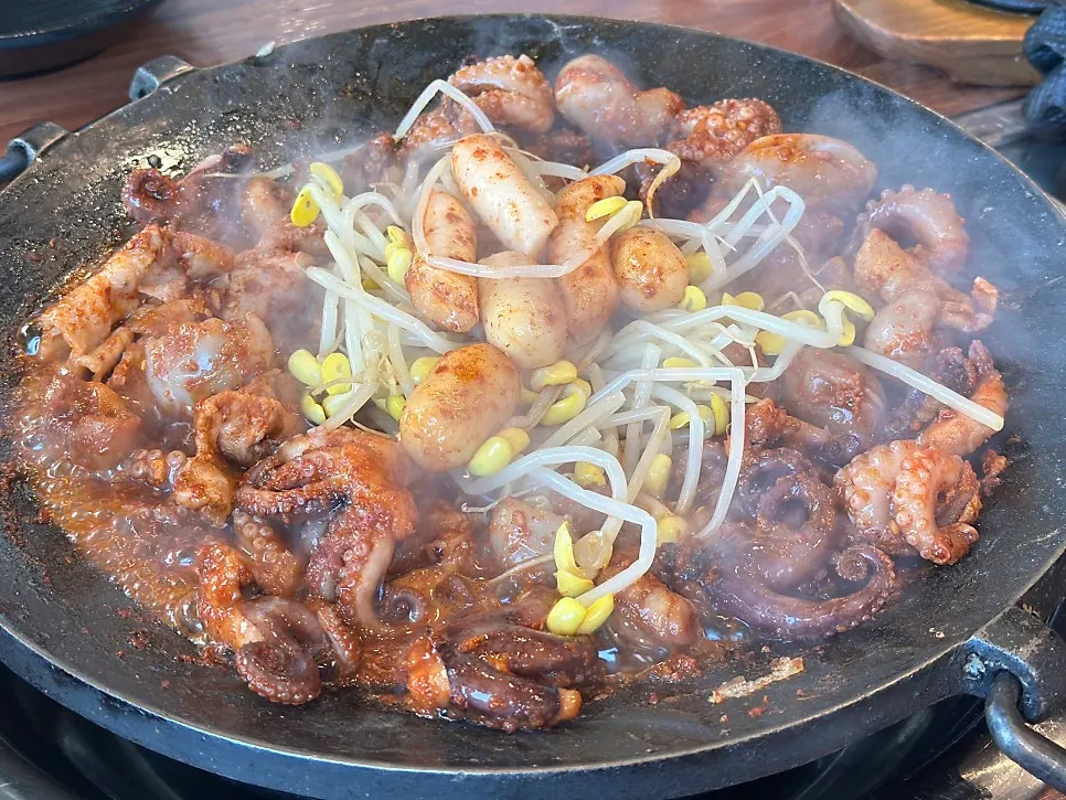 철판에서 볶기 전 쭈삼겹