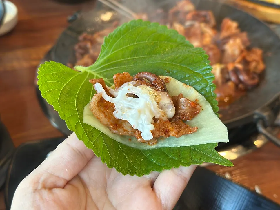 깻잎에 천사채 올린 쭈꾸미 쌈
