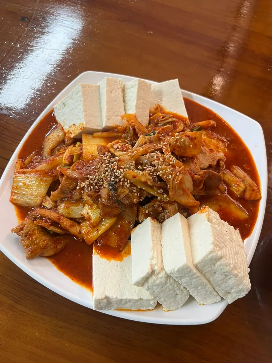 A plate of tofu kimchi duruchigi