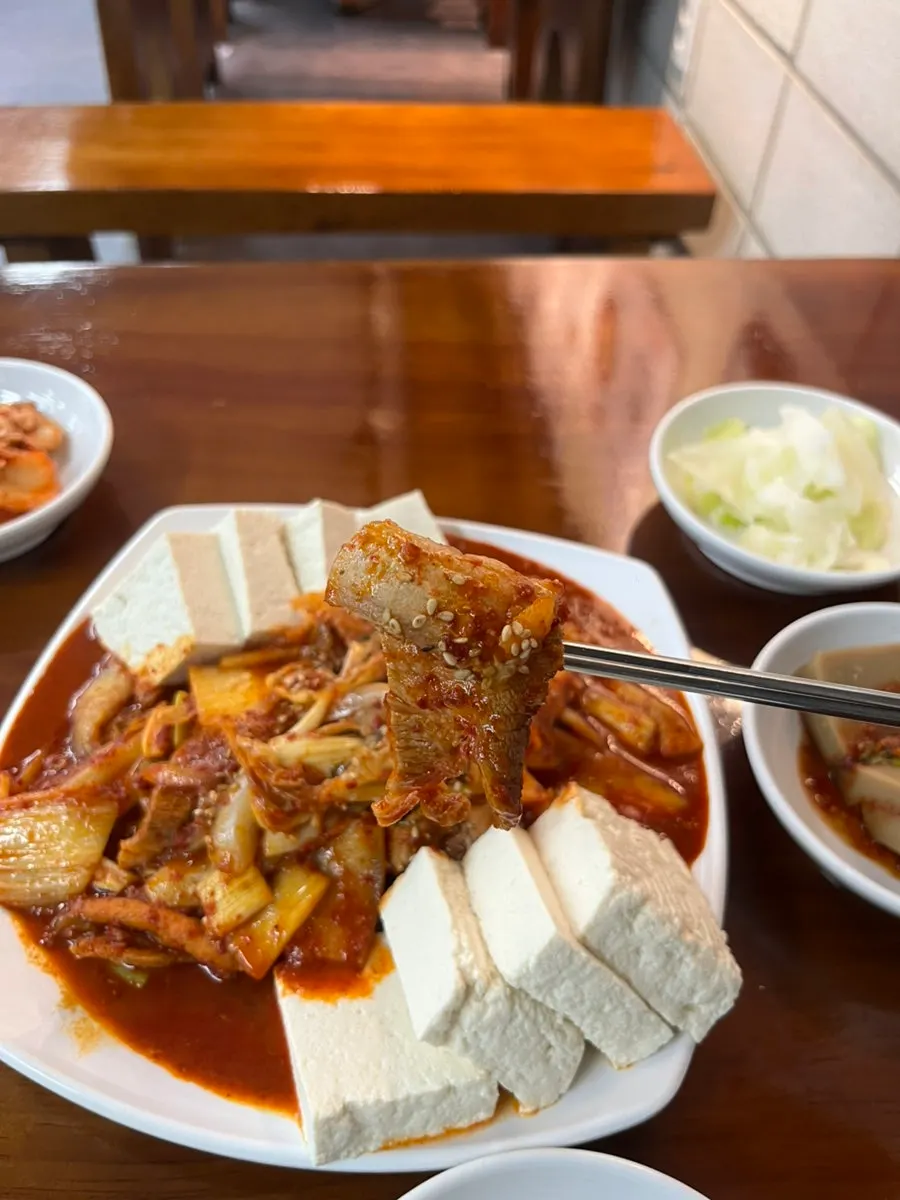 Tofu kimchi duruchigi with Korean side dishes