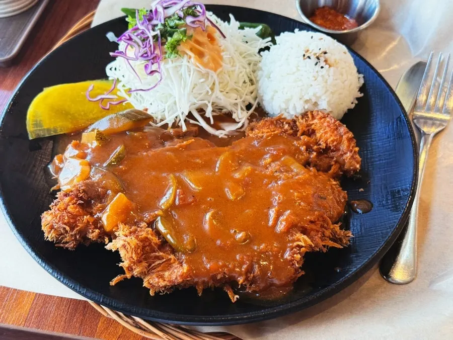 미니우동과 미니비빔국수를 곁들인 돈까스 두 구성