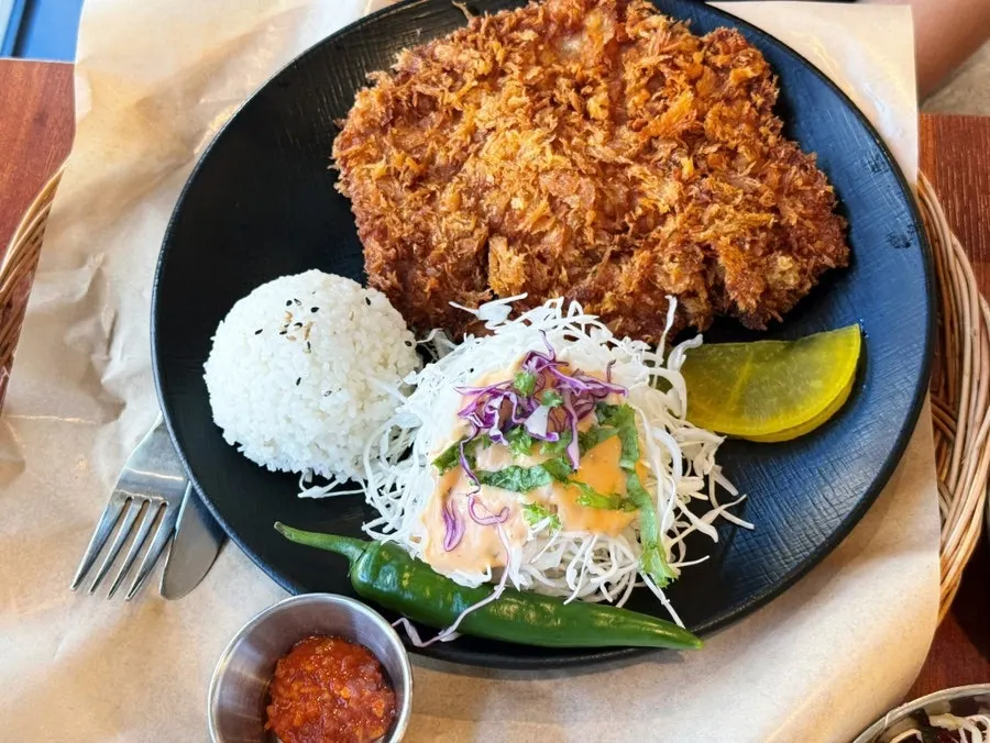 두툼하게 썰린 돈까스 접시