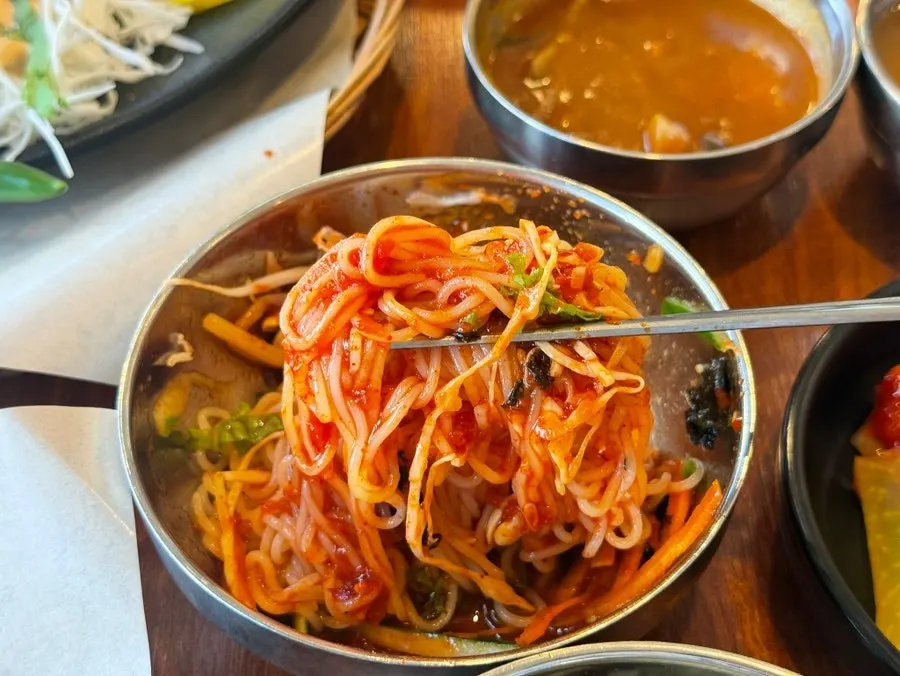 새콤매콤한 비빔국수와 돈까스 한 상