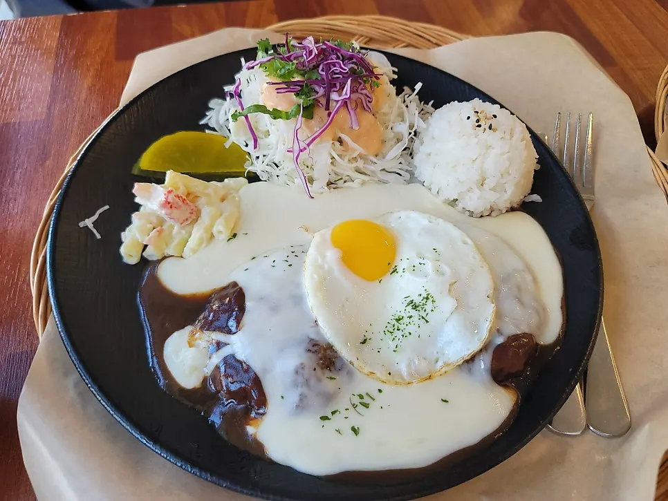 치즈 소스가 덮인 치즈함박과 계란후라이