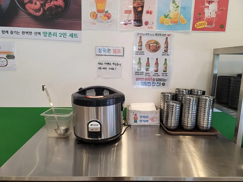기본 반찬이 정돈된 셀프 반찬바