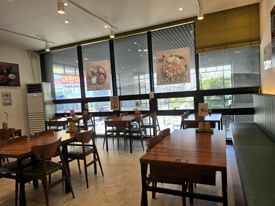 The clean interior of Yangchonri Donkaseu Millak Branch