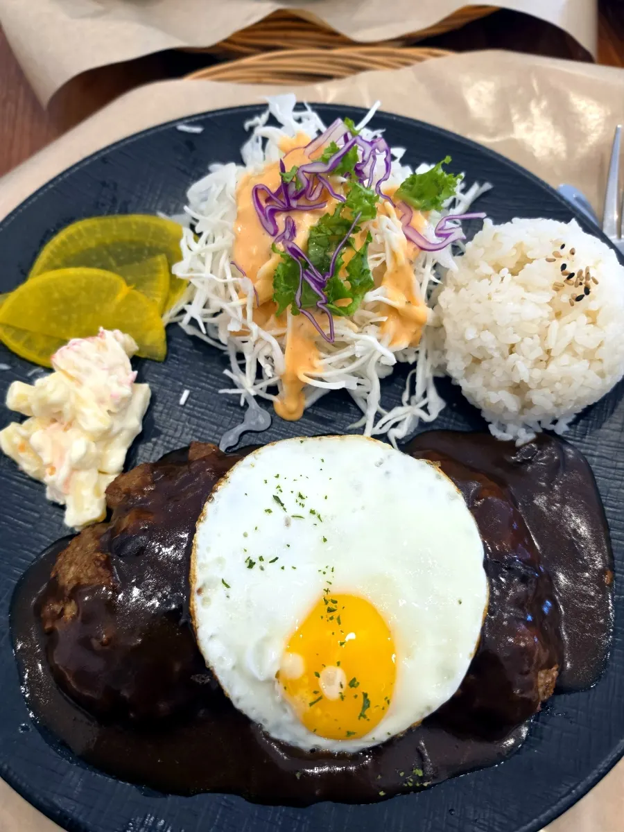 Demi hamburg 2pcs topped with a fried egg