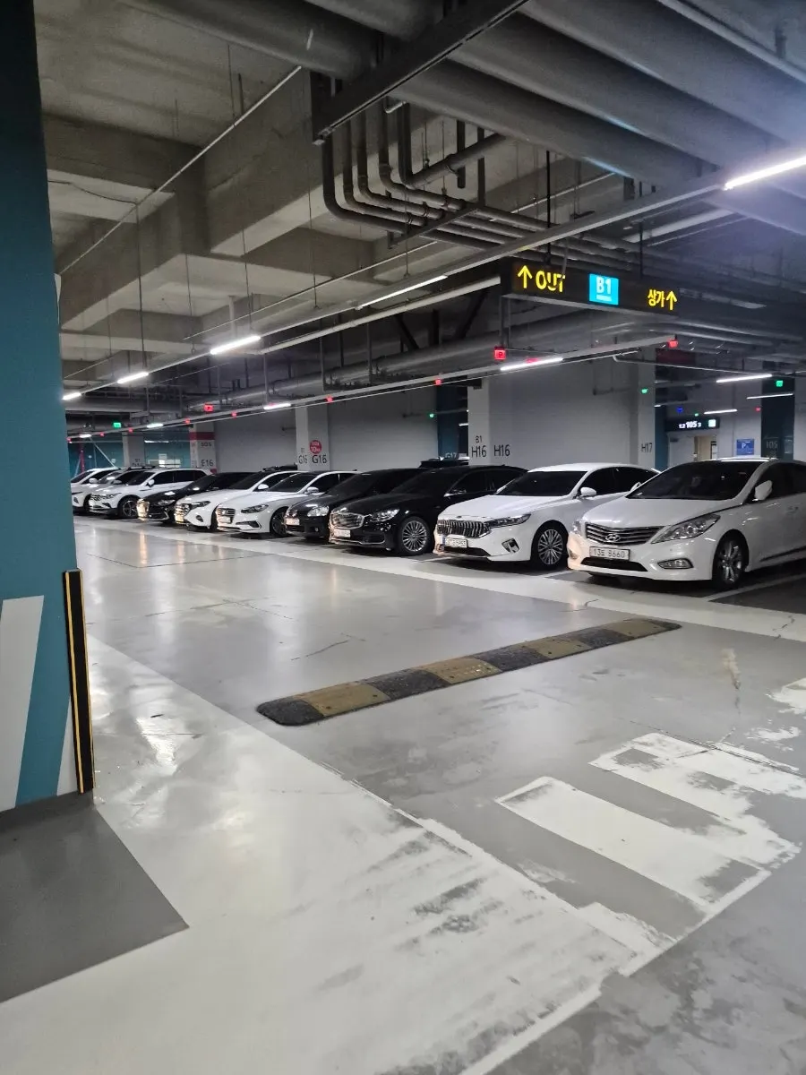 Parking lot of the building where Yangchonri Donkaseu Millak Branch is located