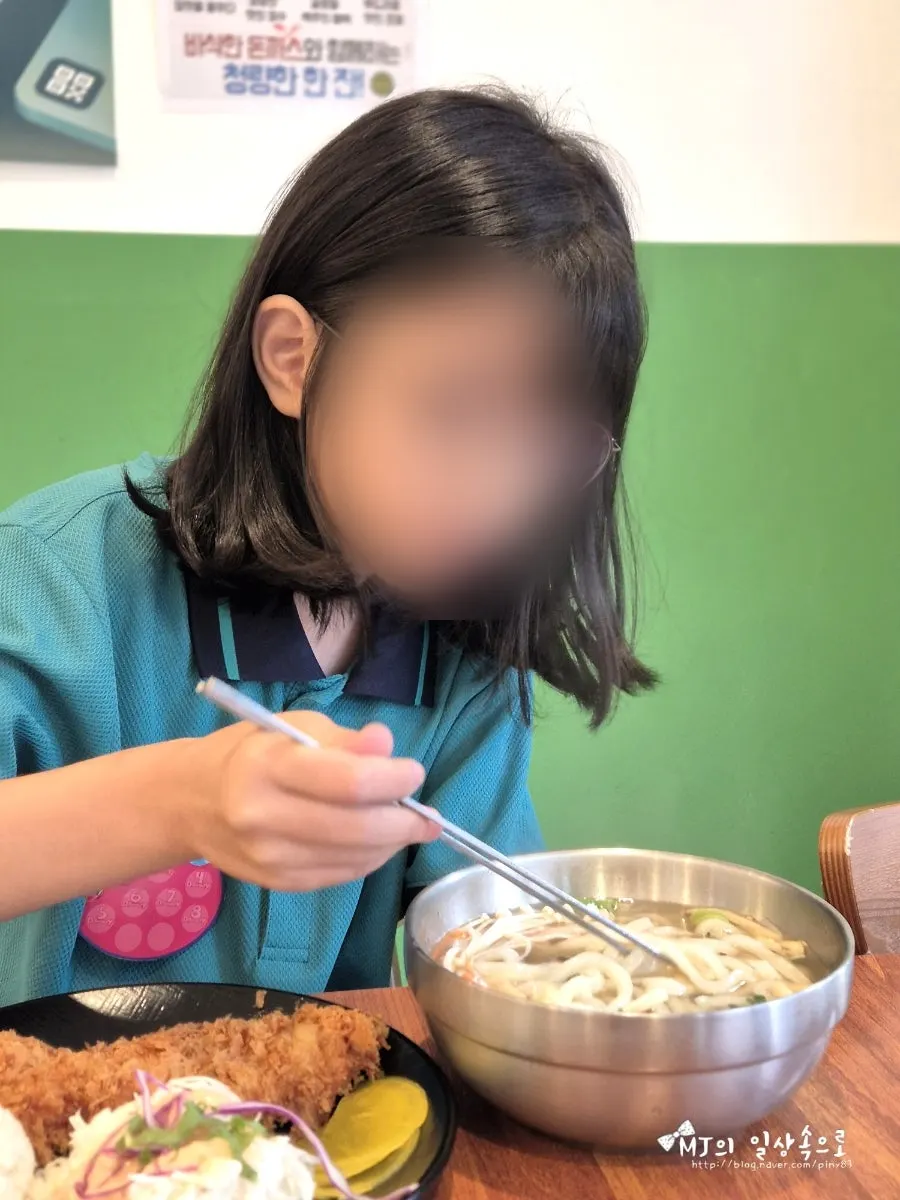 돈까스와 함께 나온 양배추 샐러드, 밥, 단무지