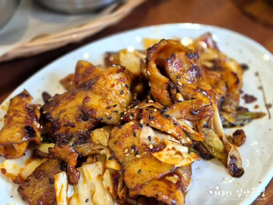 불맛 나는 직화 삼겹제육 덮밥