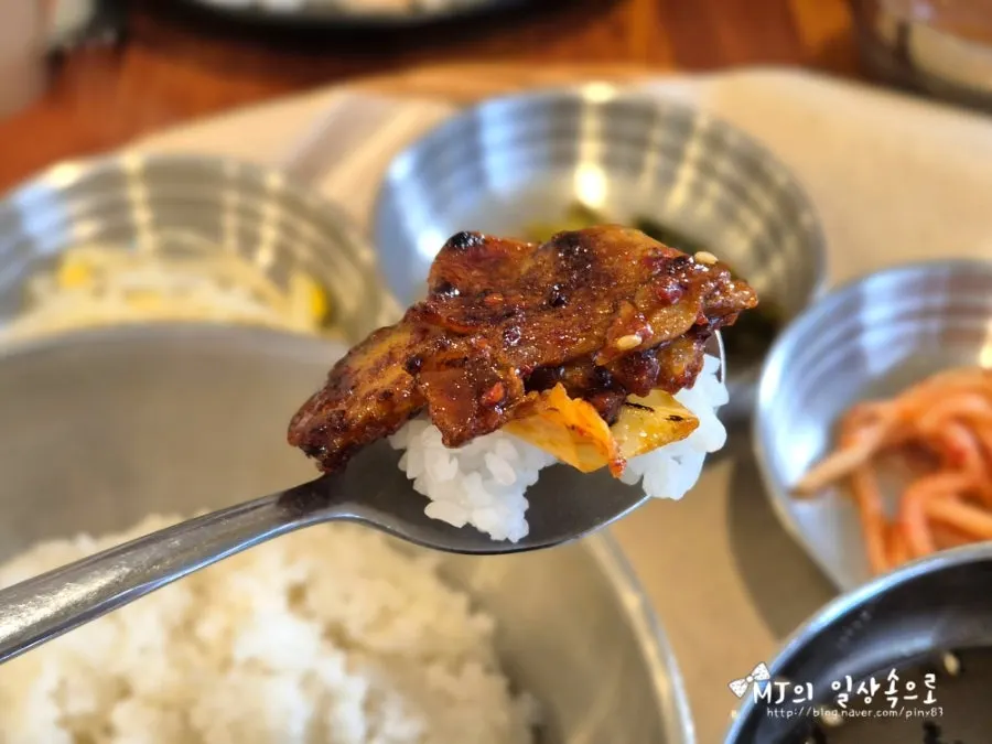 덮밥과 함께 나온 콩나물무침과 김치 반찬