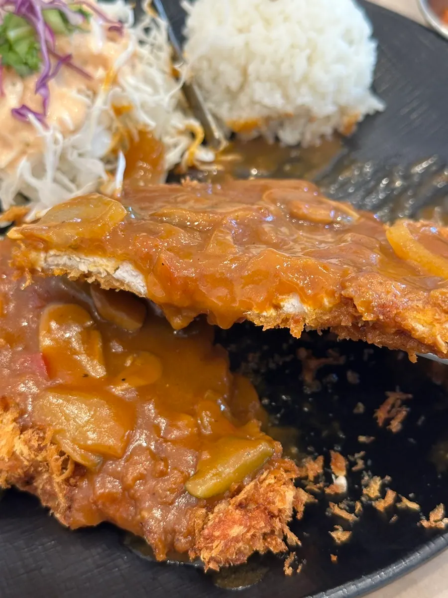 두툼하게 썰린 돈가스 단면