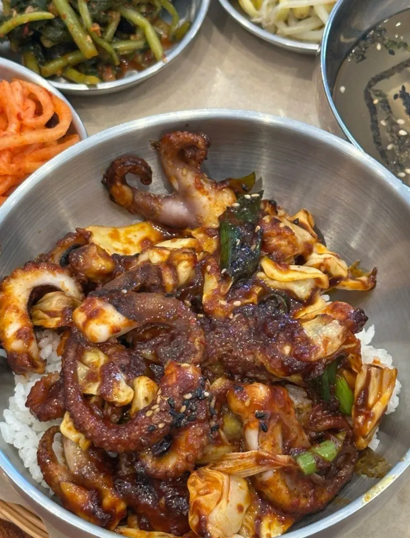 비벼낸 매콤한 주꾸미덮밥
