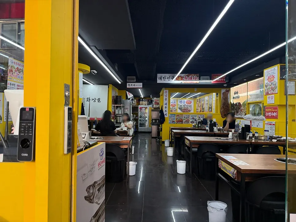 Hall seating and interior of Yangeunine Samseong Station Branch