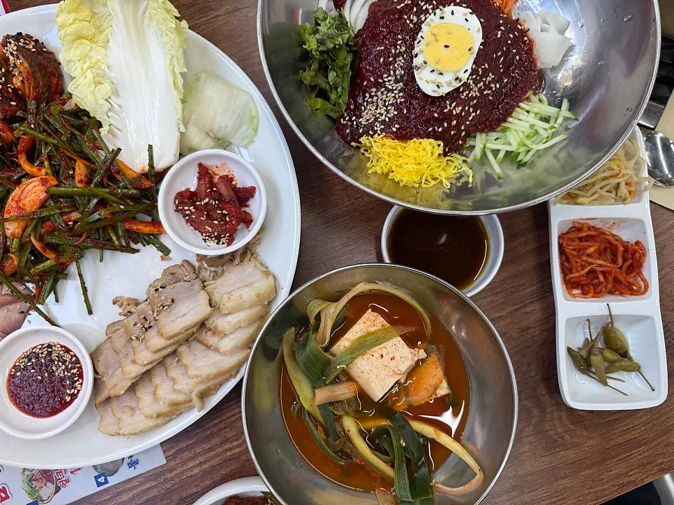 Side dishes including bean sprout salad and seasoned radish