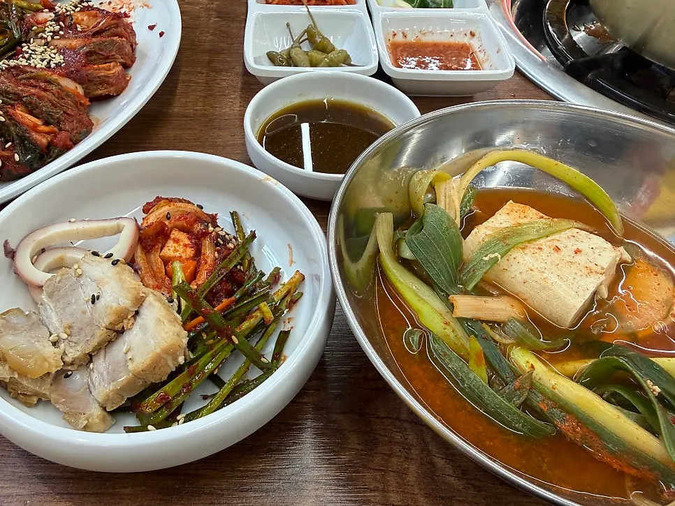 Bossam and kimchi picked up together with chopsticks
