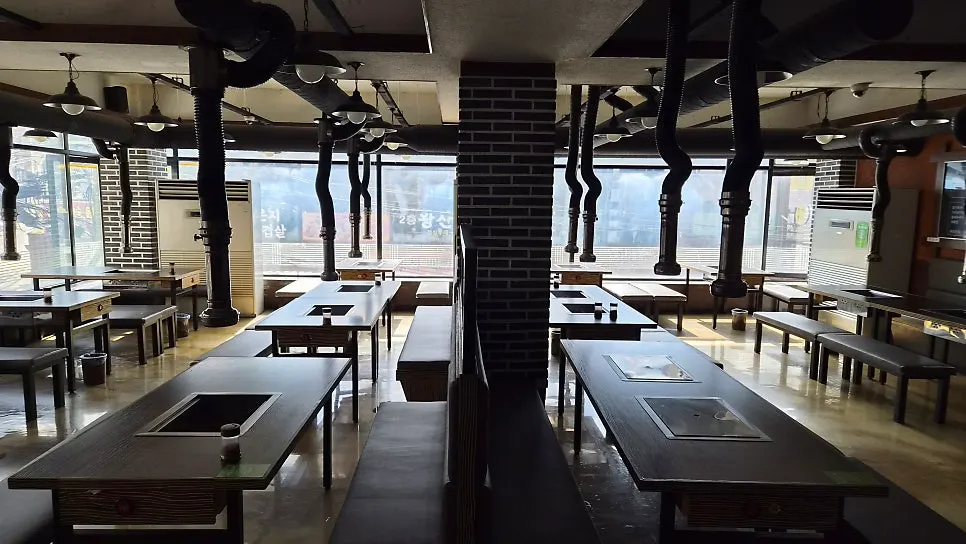 Dining hall atmosphere at Jangsuchon Pungcheon Eel, good for company dinners