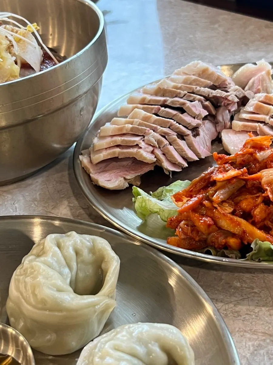 윤기 흐르는 양재옥 보쌈 중 사이즈 한 접시