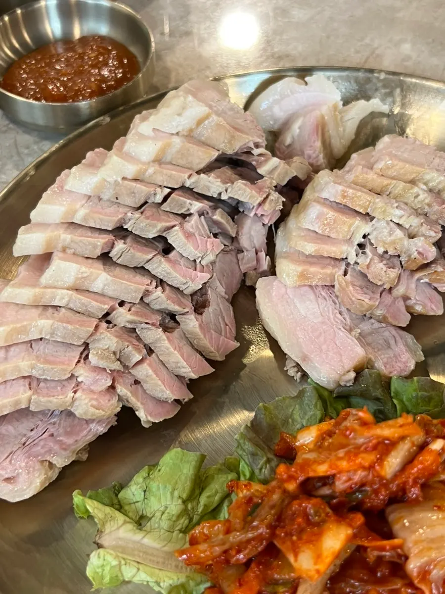 보쌈김치와 마늘장아깥이 곁들여진 보쌈 상차림