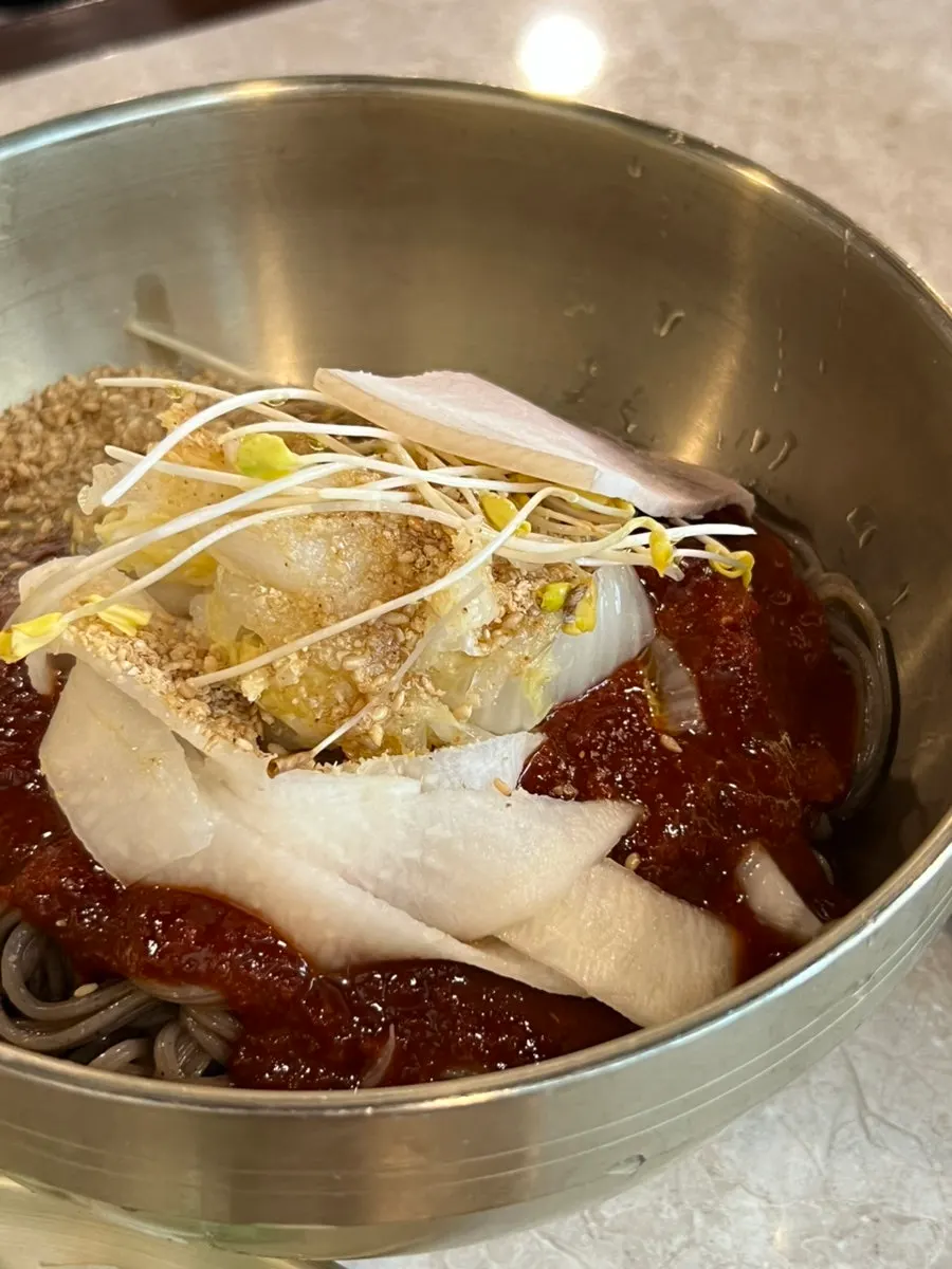들기름과 깨를 올린 양재옥 비빔막국수 특