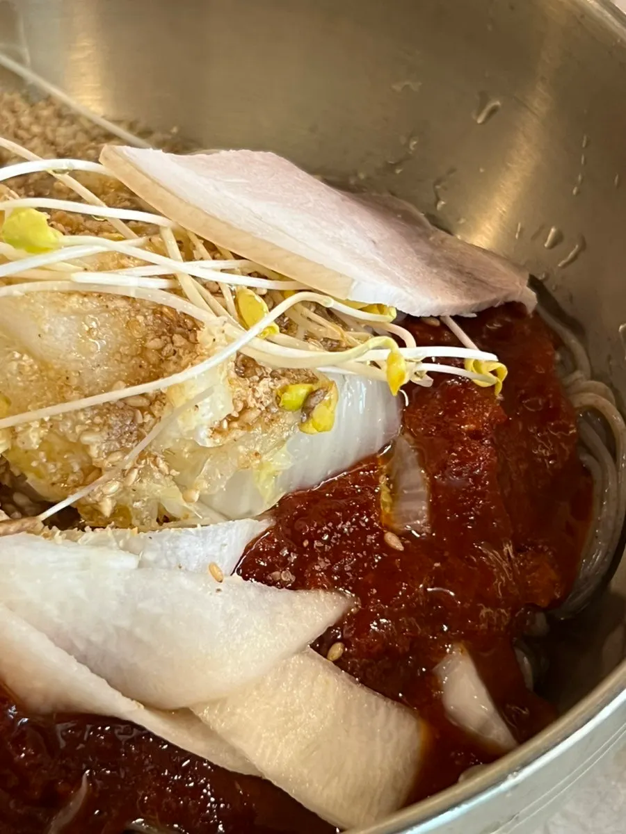 양념장과 비벼낸 쫄깃한 메밀 면발