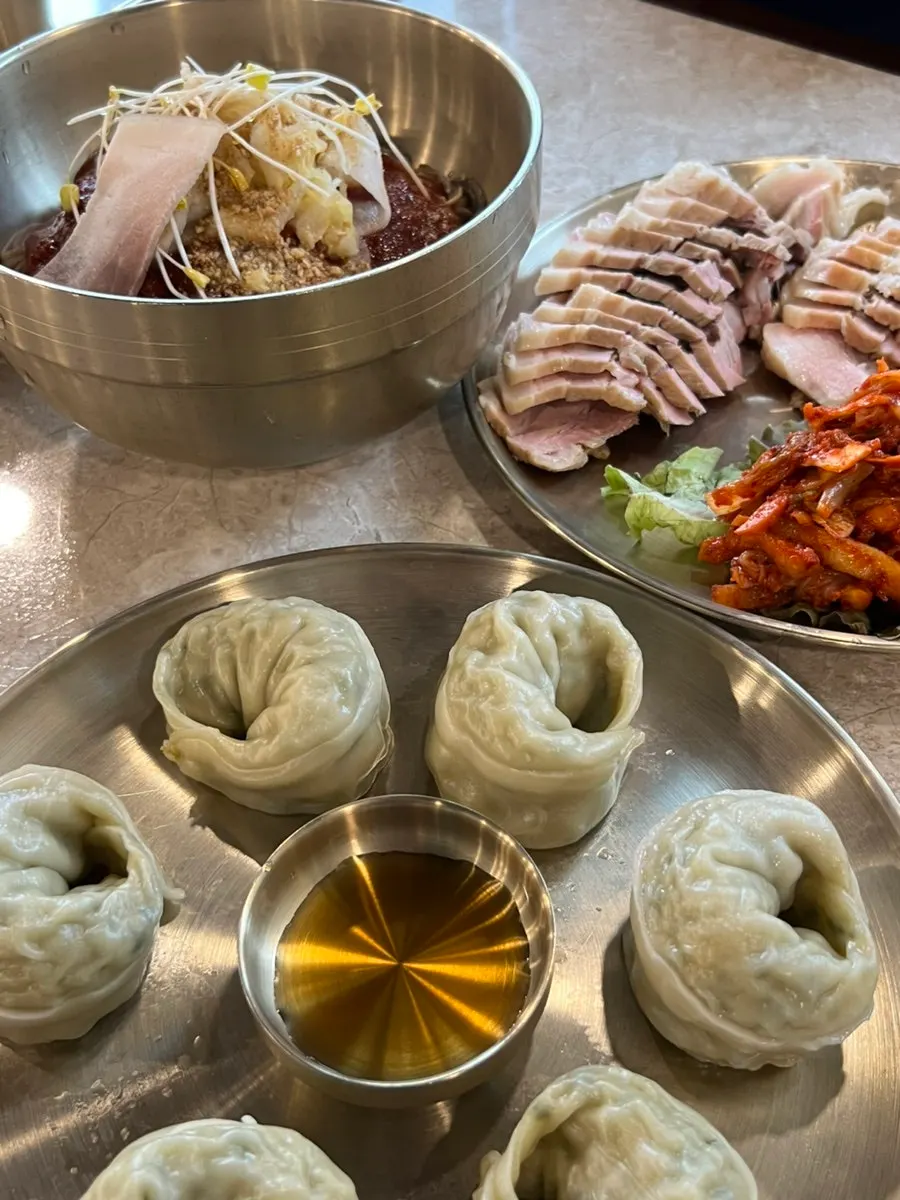 속이 꽉 찬 양재옥 왕만두 6알 한 접시