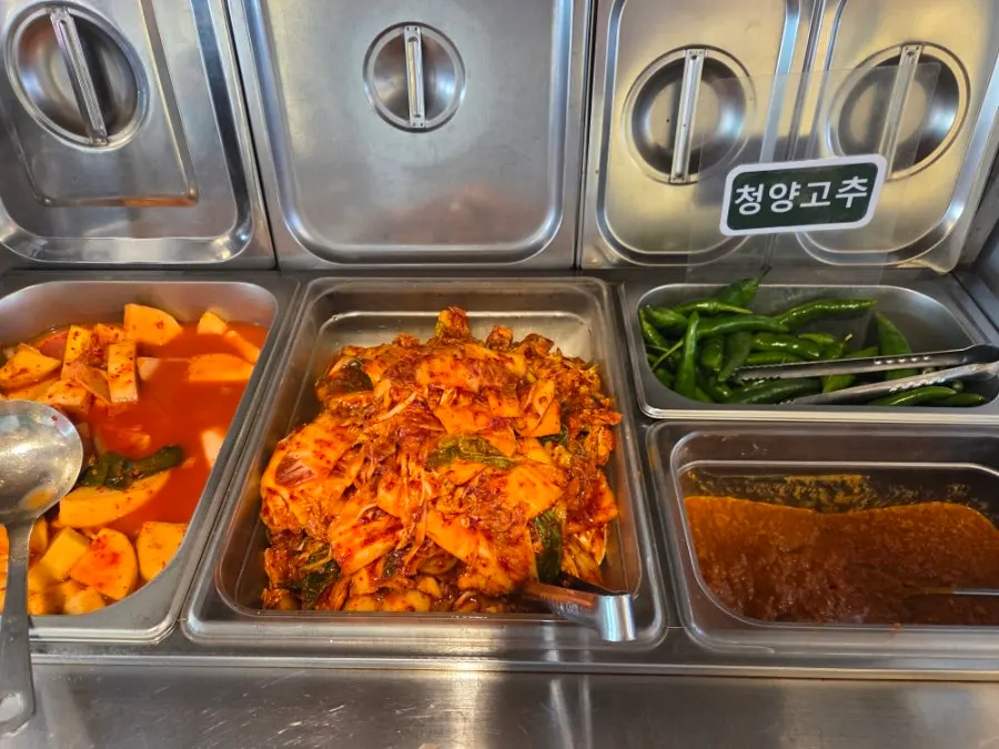 Basic side dishes seokbakji and geotjeori at Chomu Gamjatang