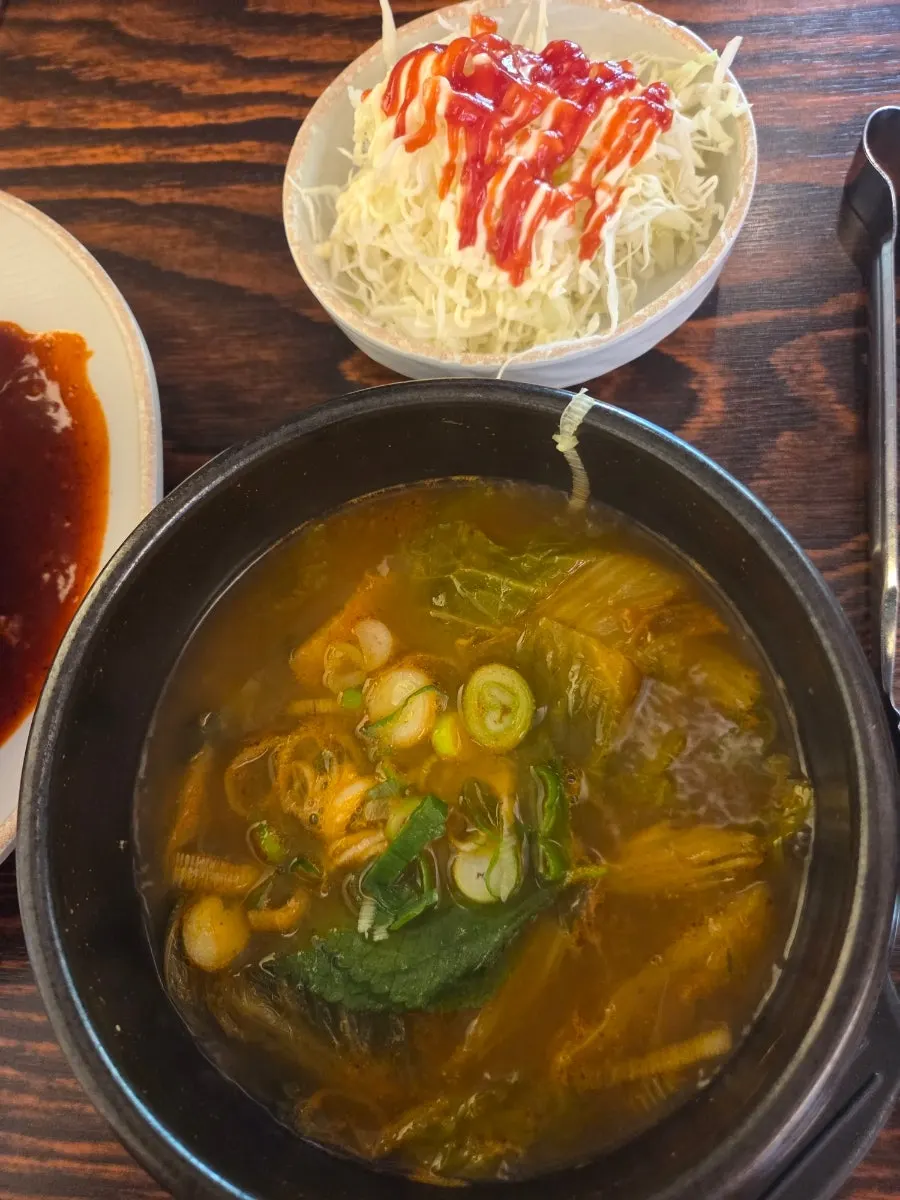 Ppyeo-jjim table setting with accompanying haejangguk broth