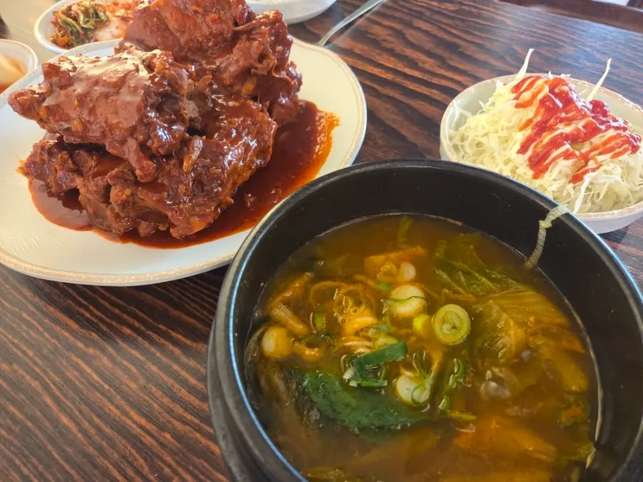 Cabbage salad served alongside the ppyeo-jjim