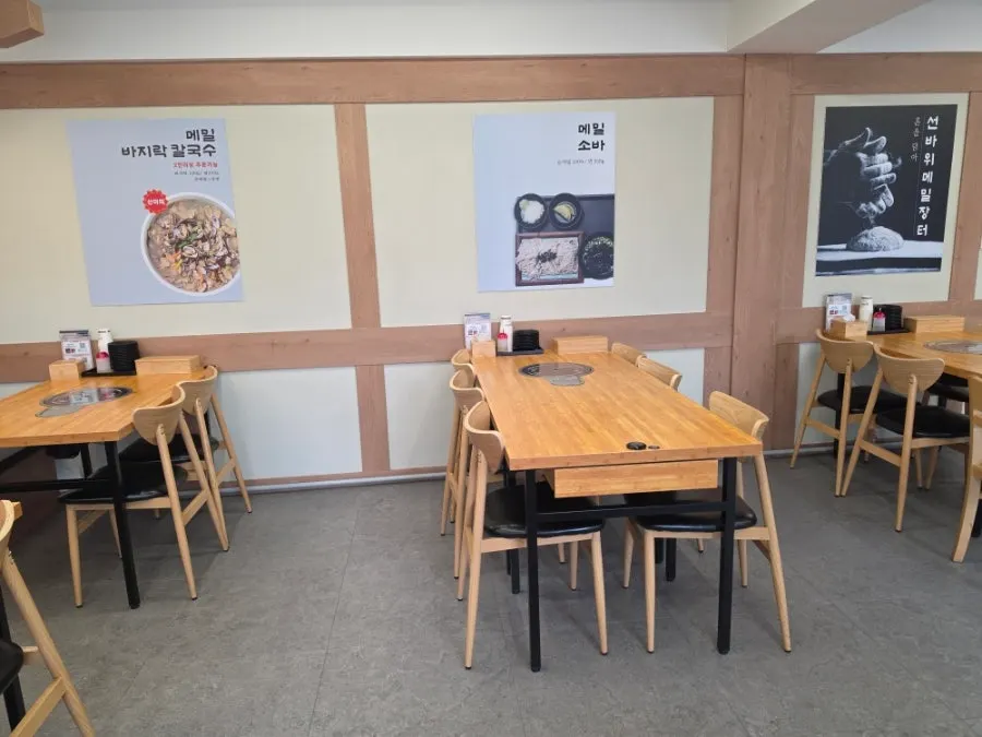 선바위메밀장터 1층 내부 좌석