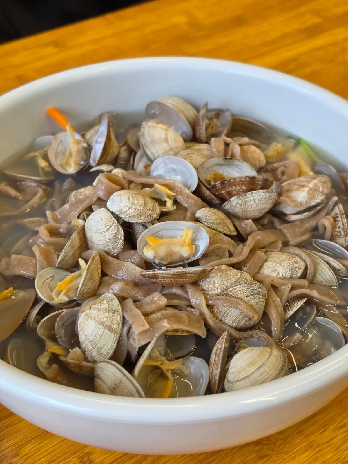 상에 차려진 메밀 바지락 칼국수 2인상