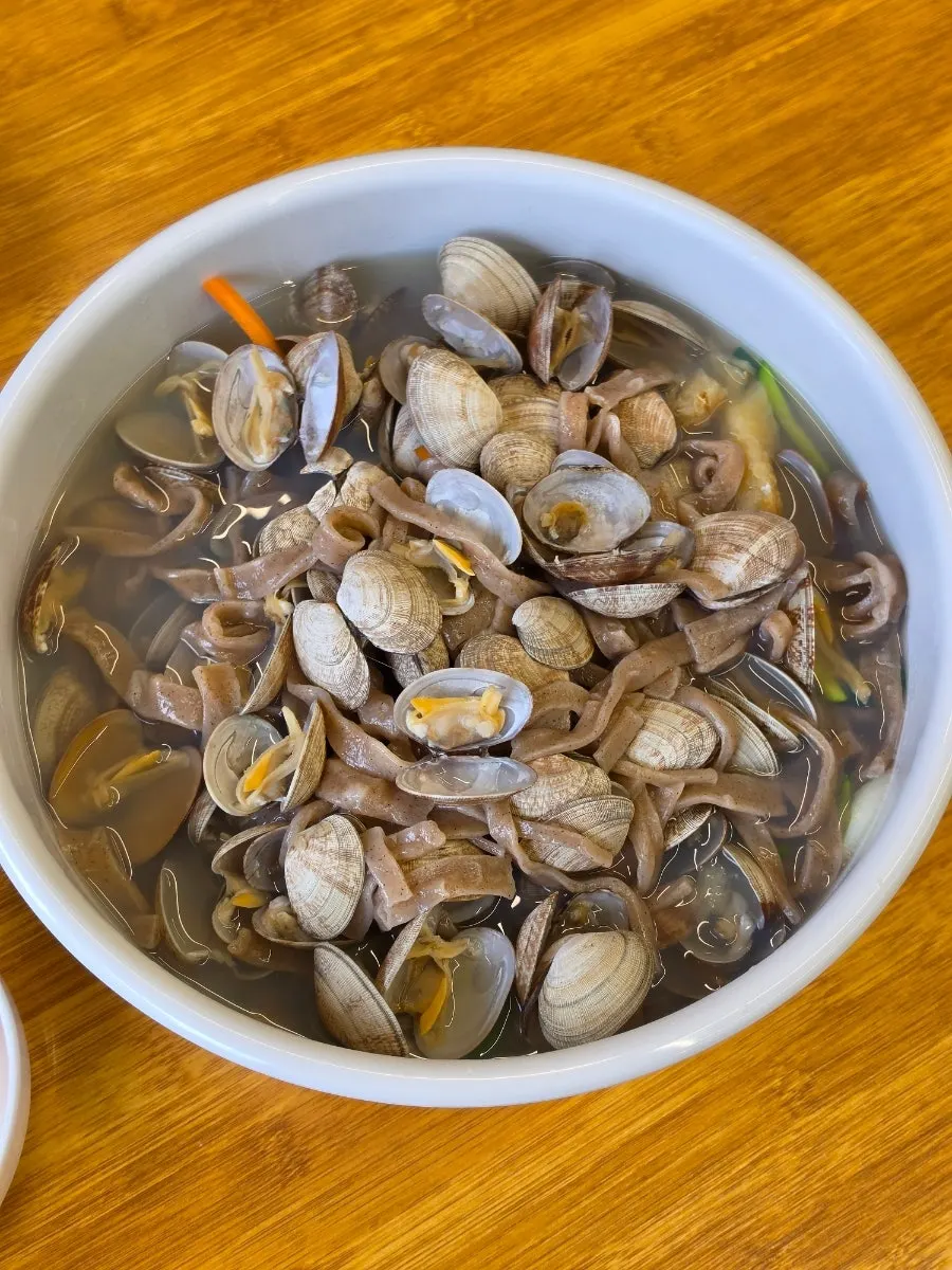 바지락이 푸짐하게 올라간 메밀 칼국수