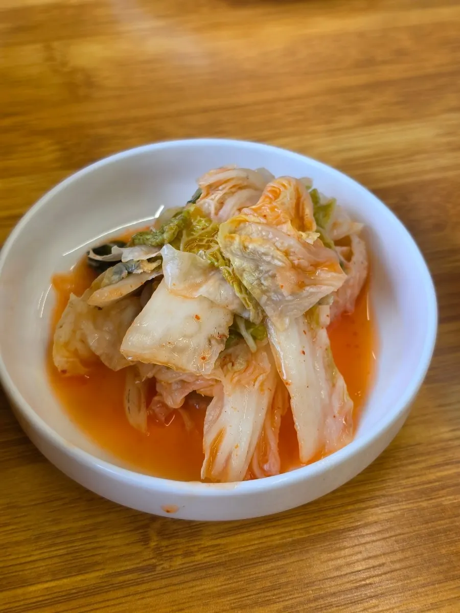젓가락으로 들어올린 순메밀 칼국수 면