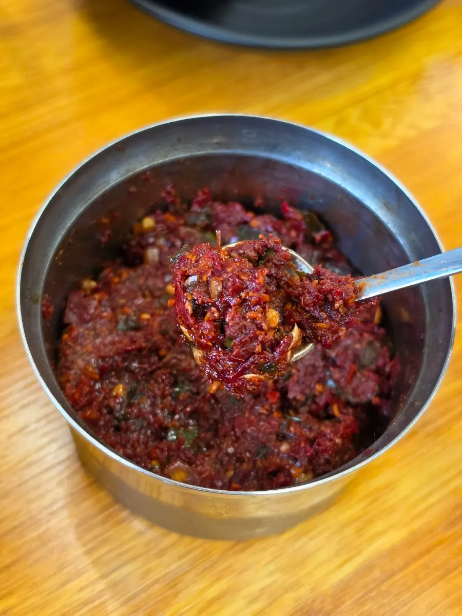 칼국수에 곁들인 김치와 다대기