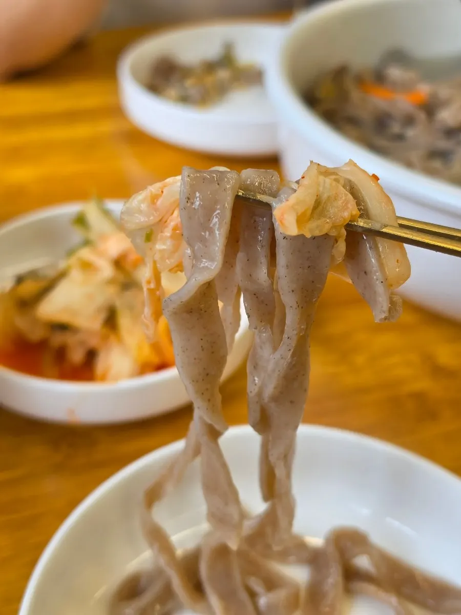 거의 비운 메밀 바지락 칼국수 그릇