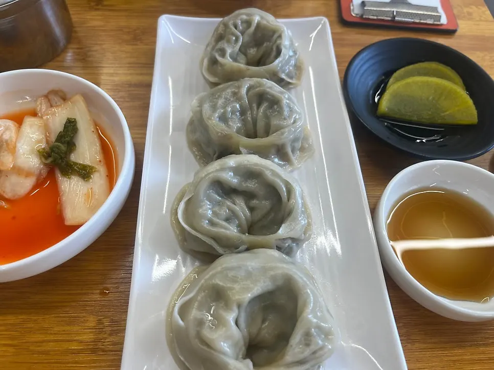 아기 의자를 놓은 가족 식사 테이블