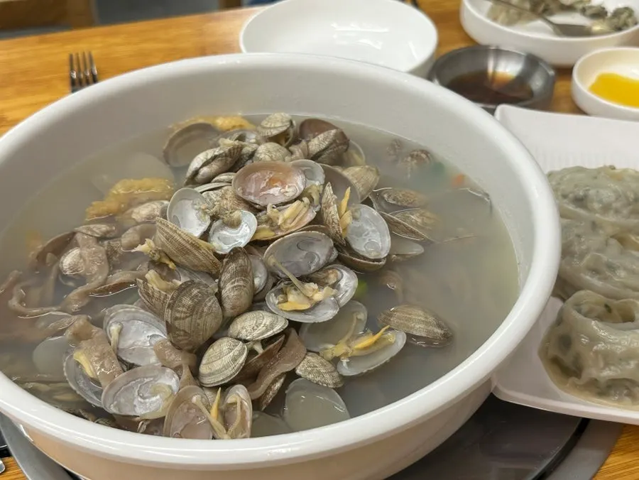 A photo of the buckwheat clam noodle soup and stuffed dumpling meal