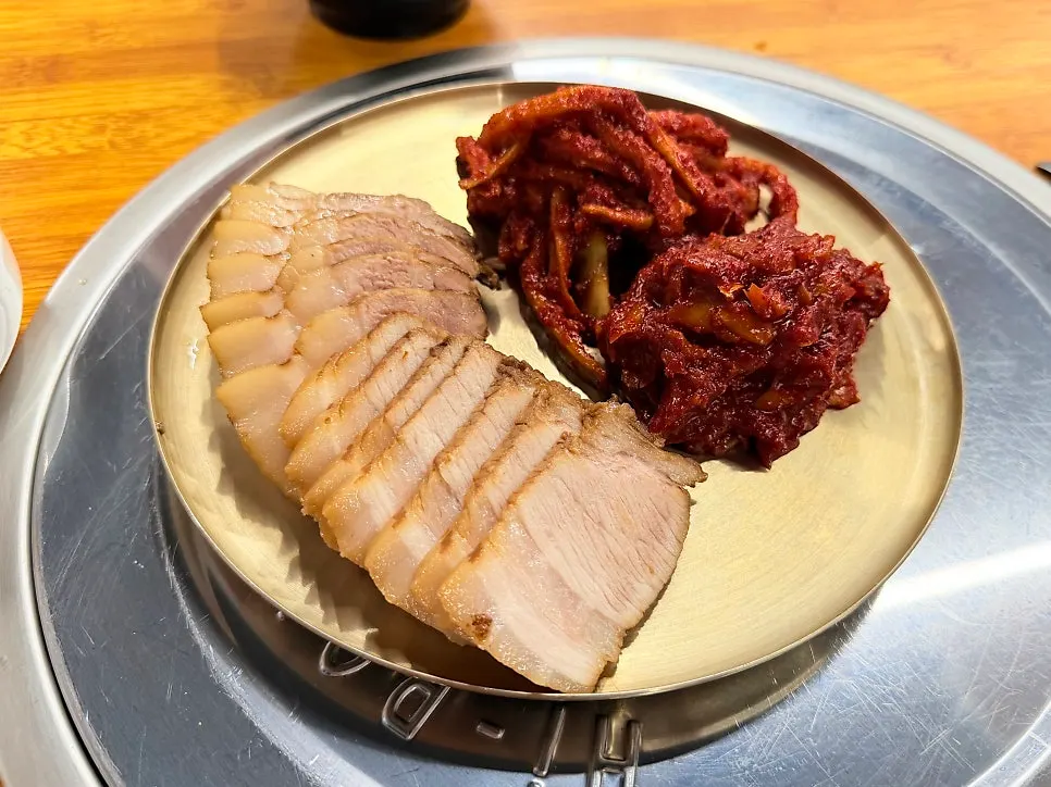 Basic side dishes of kimchi and dongchimi broth