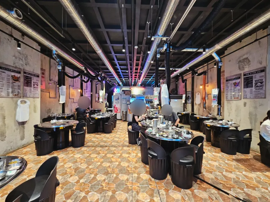 Yanggyegok's dining hall packed with weekend evening customers