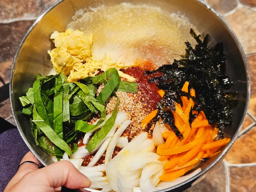 Yanggyegok's deulgae guksu bibim makguksu