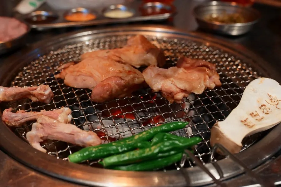 숯불 위에서 노릇하게 구워지는 닭갈비