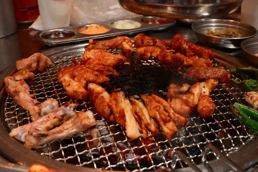 함께 구운 꽈리고추와 더덕