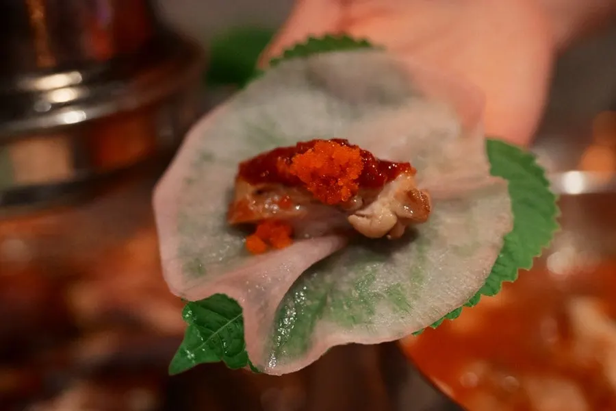 깻잎에 닭갈비와 날치알을 올린 쌈