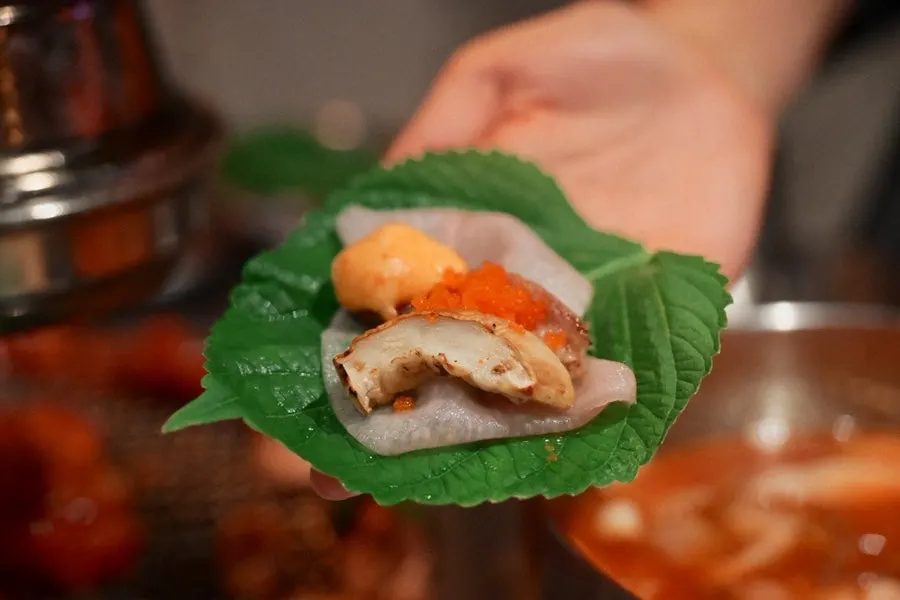 와사비 마요를 곁들인 닭갈비 쌈