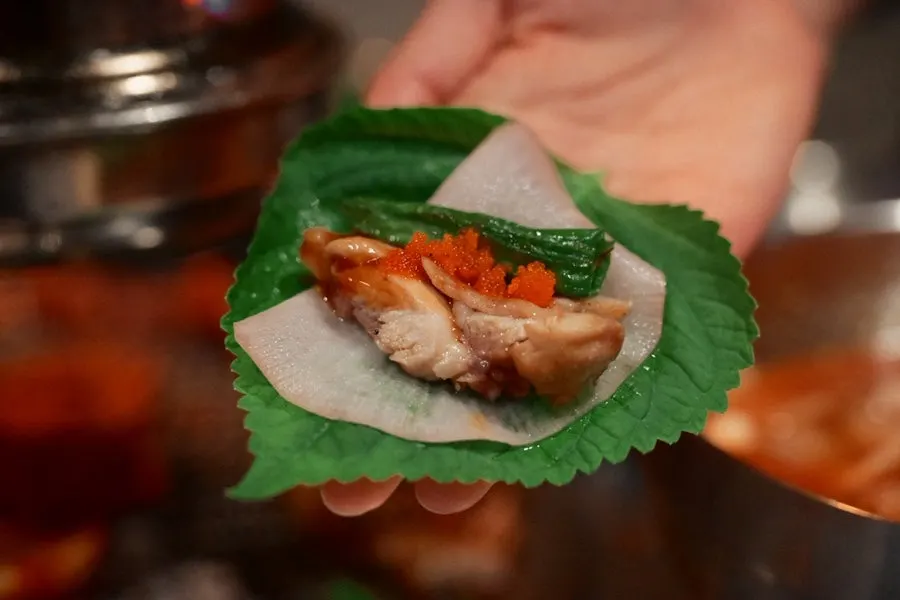 치폴레 소스를 올린 닭갈비 쌈