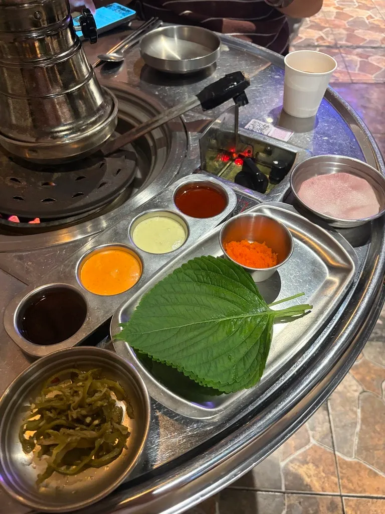 Side dish plate with perilla leaves and pickled radish