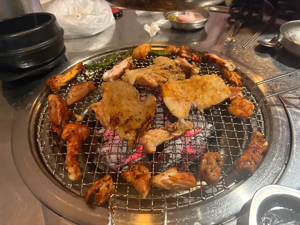 Cross-section of moist, charcoal-grilled dakgalbi