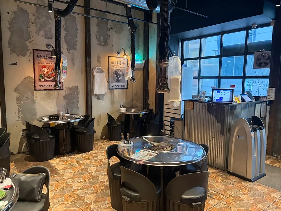 Yanggyegok's dining hall filled with weekday evening guests