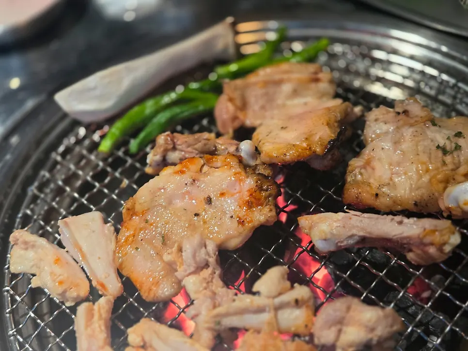 Juicy charcoal-grilled dakgalbi